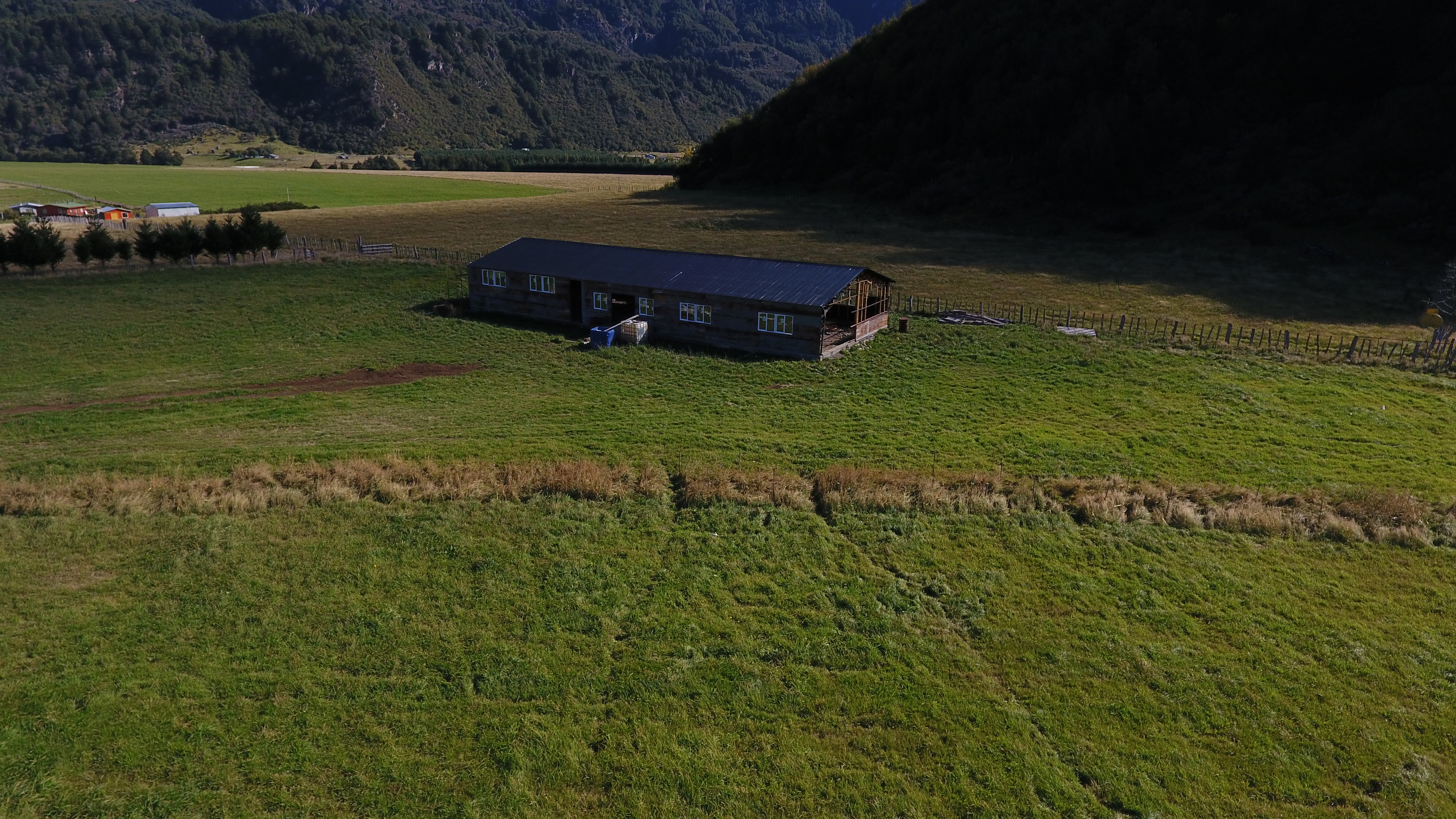 Planta de agroindustria Productos La Baguala vista desde drone, Fundo La Pampita, Manihuales, Aysén